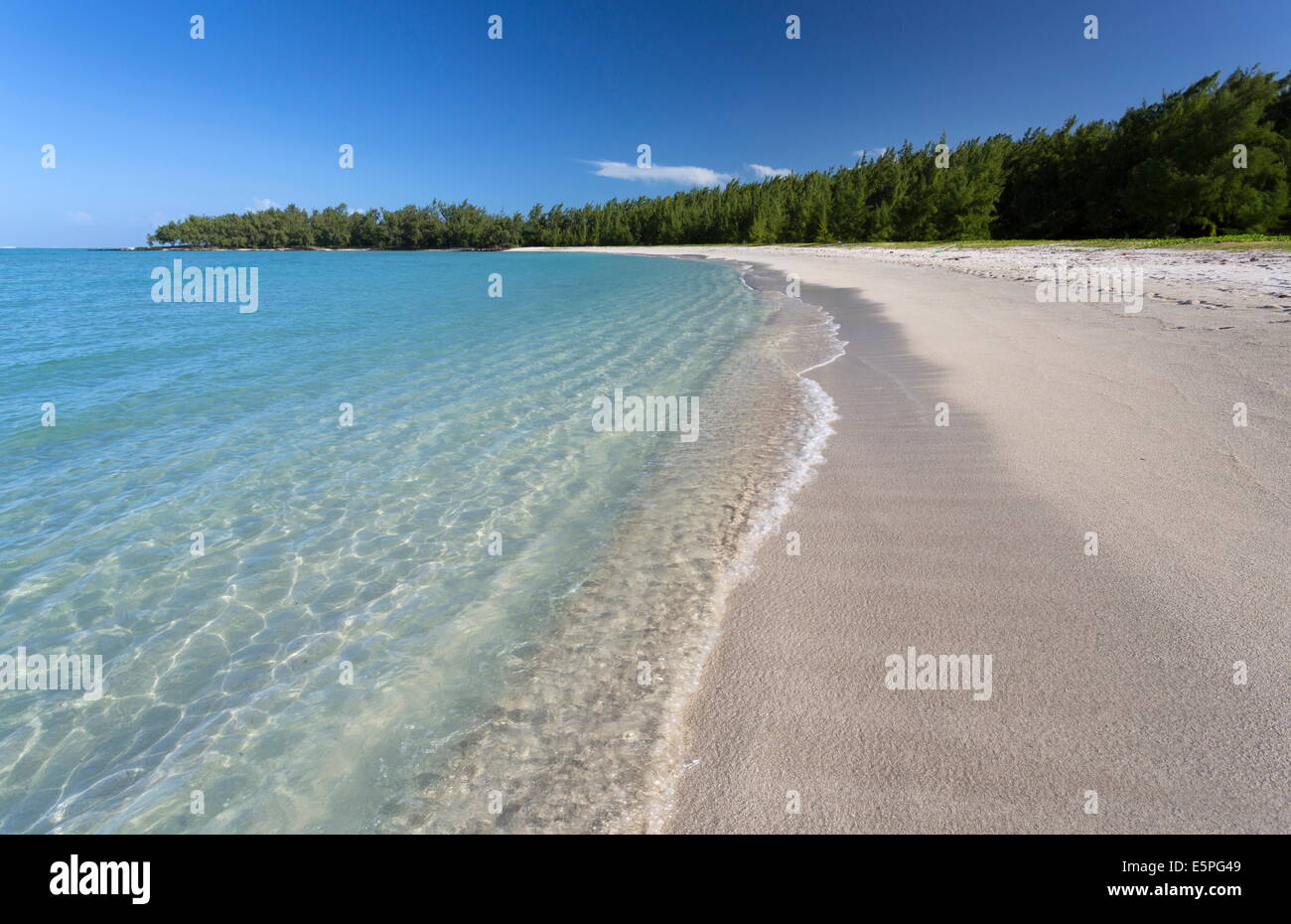 Idyllischer Strand-Szene mit blauem Himmel, türkisblauem Meer und weichen Sand, Ile Aux Cerfs, Mauritius, Indischer Ozean, Afrika Stockfoto