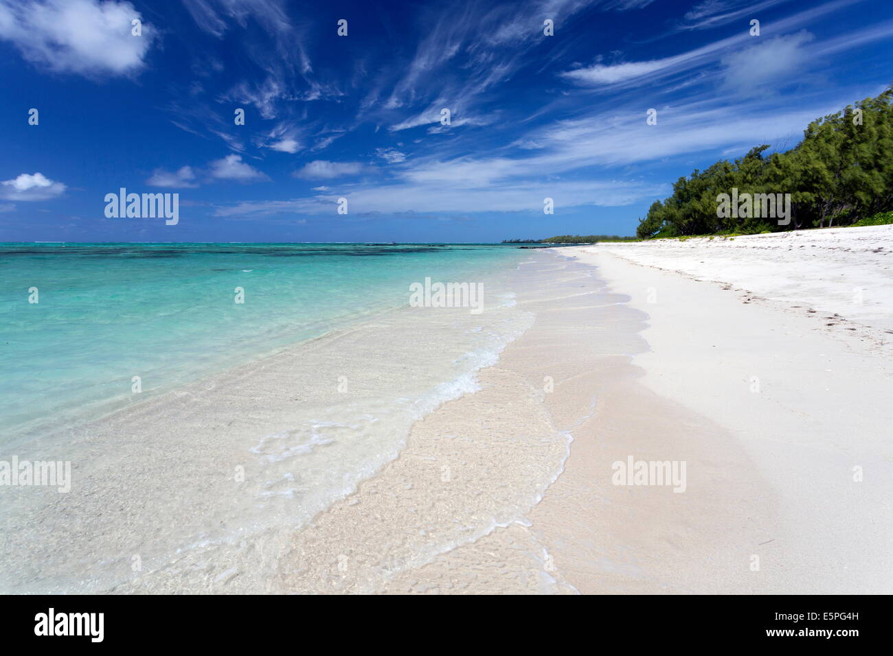 Idyllischer Strand-Szene mit blauem Himmel, türkisblauem Meer und weichen Sand, Ile Aux Cerfs, Mauritius, Indischer Ozean, Afrika Stockfoto