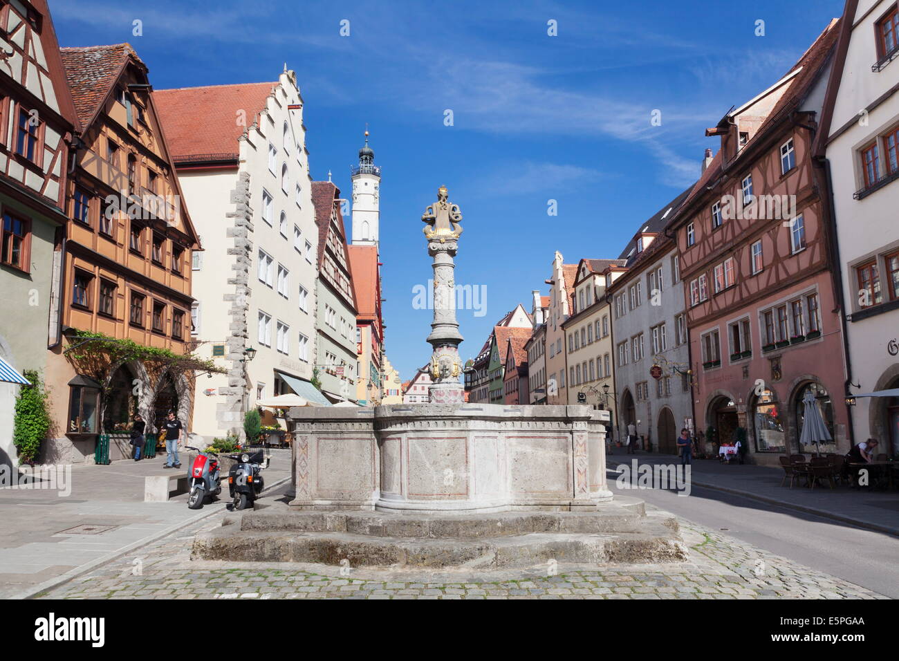 Brunnen und Turm des Rathauses, Rothenburg Ob der Tauber, romantische Straße (Romantische Straße), Franken, Bayern, Deutschland Stockfoto