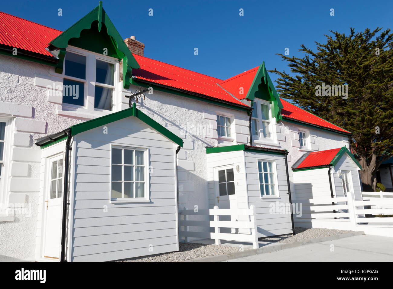 Rote und weiße Steinhäuser Marmont Zeile, Sieg grün, Stanley, Port Stanley, East Falkland, Falkland-Inseln, Südamerika Stockfoto