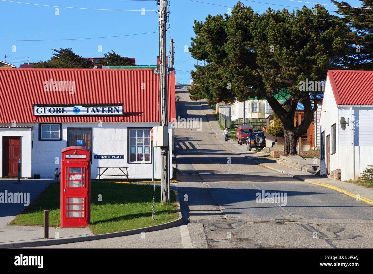 Rote Telefonzelle in Crozier Ort mit Blick auf East Falkland, steilen Philomele Street, Stanley, Port Stanley, Falkland-Inseln Stockfoto