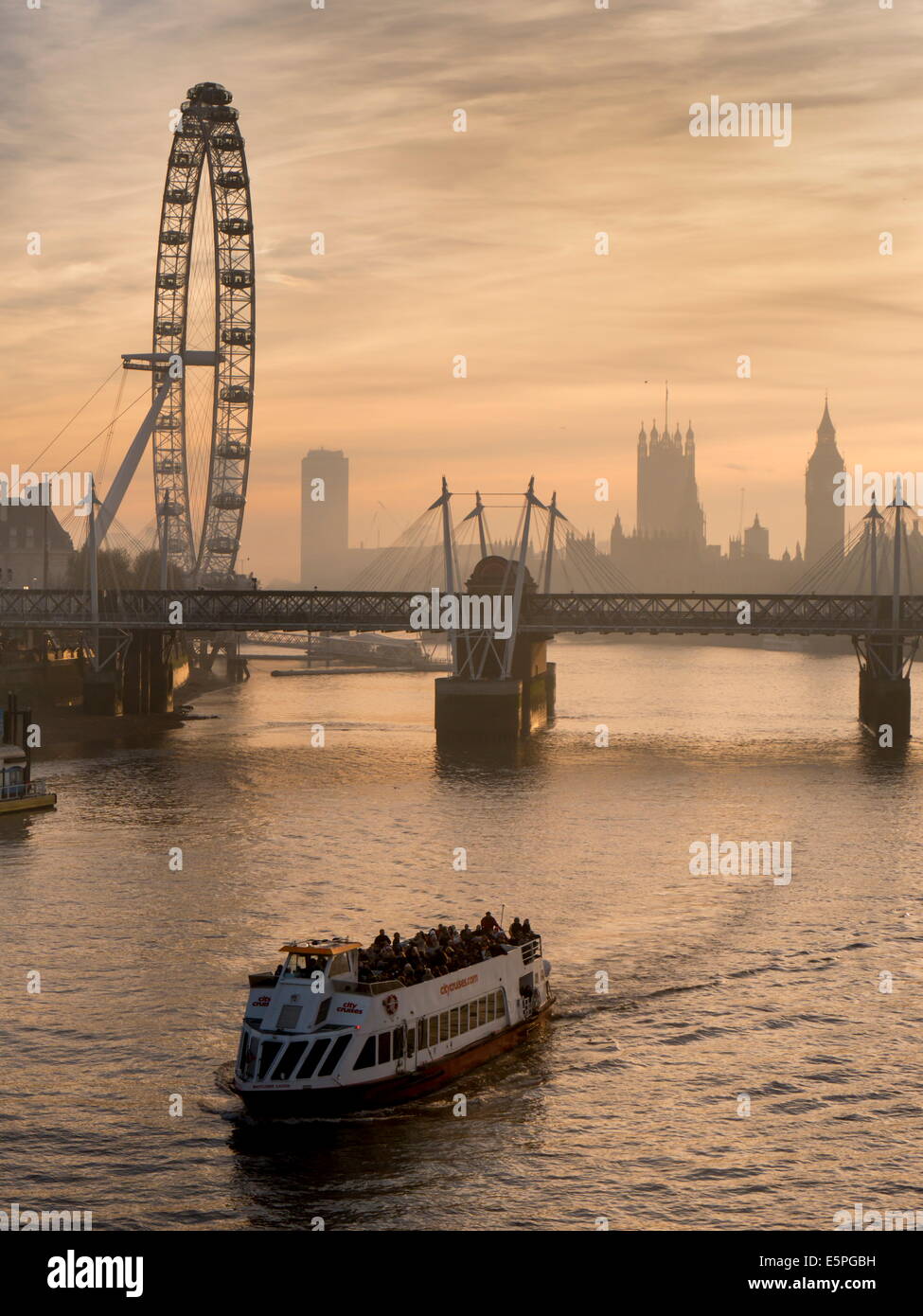 Millennium Wheel steht mit Big Ben und Tour Bootsfahrten bei Sonnenuntergang, London, England, United Kingdom, Europe Stockfoto