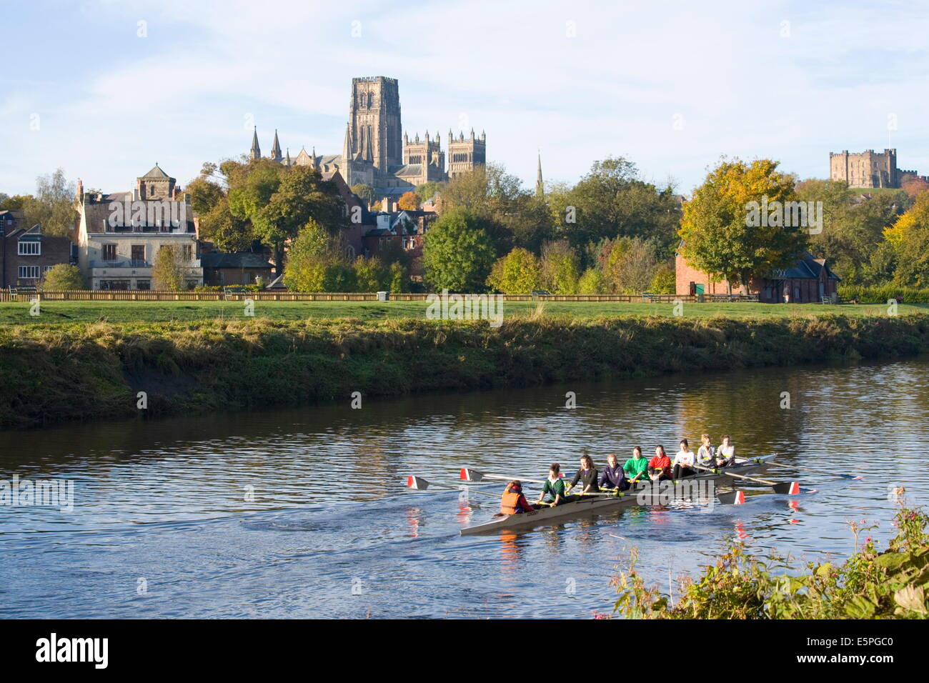 Blick über den Fluss tragen weibliche College Durham Cathedral Ruderer in der Ausbildung, Durham, County Durham, England, UK Stockfoto