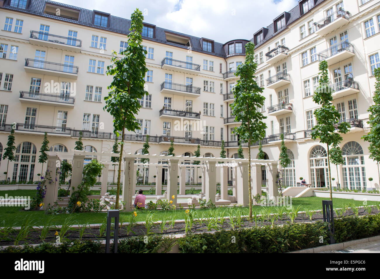 Innenhof im Cumberland House, Grade 2 denkmalgeschütztes Gebäude am Kurfürstendamm Allee, Berlin, Deutschland, Europa Stockfoto