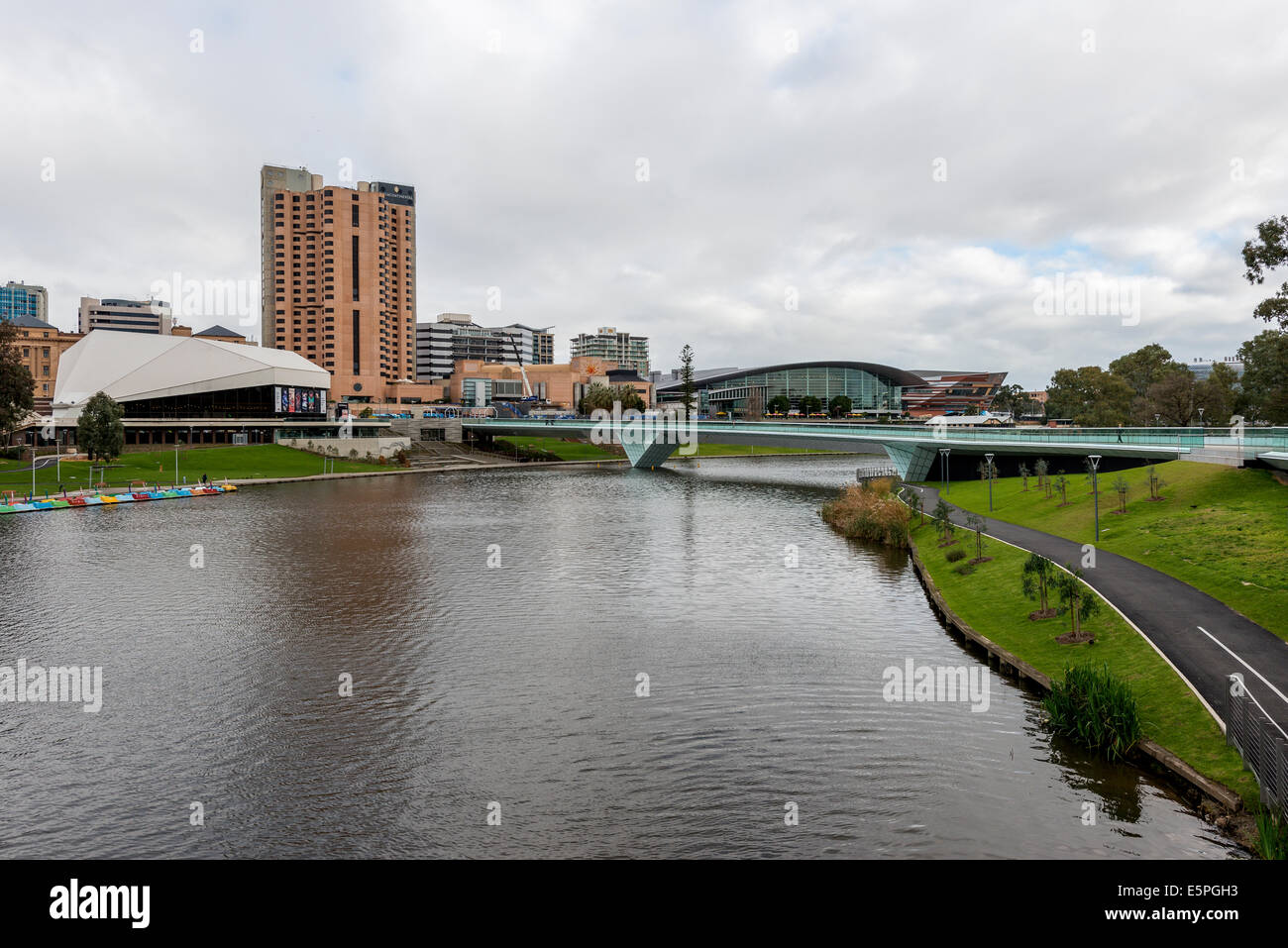 Die neue Ufer Fußgängerbrücke überspannt die malerischen River Torrens in der Innenstadt von Adelaide, South Australia. Stockfoto