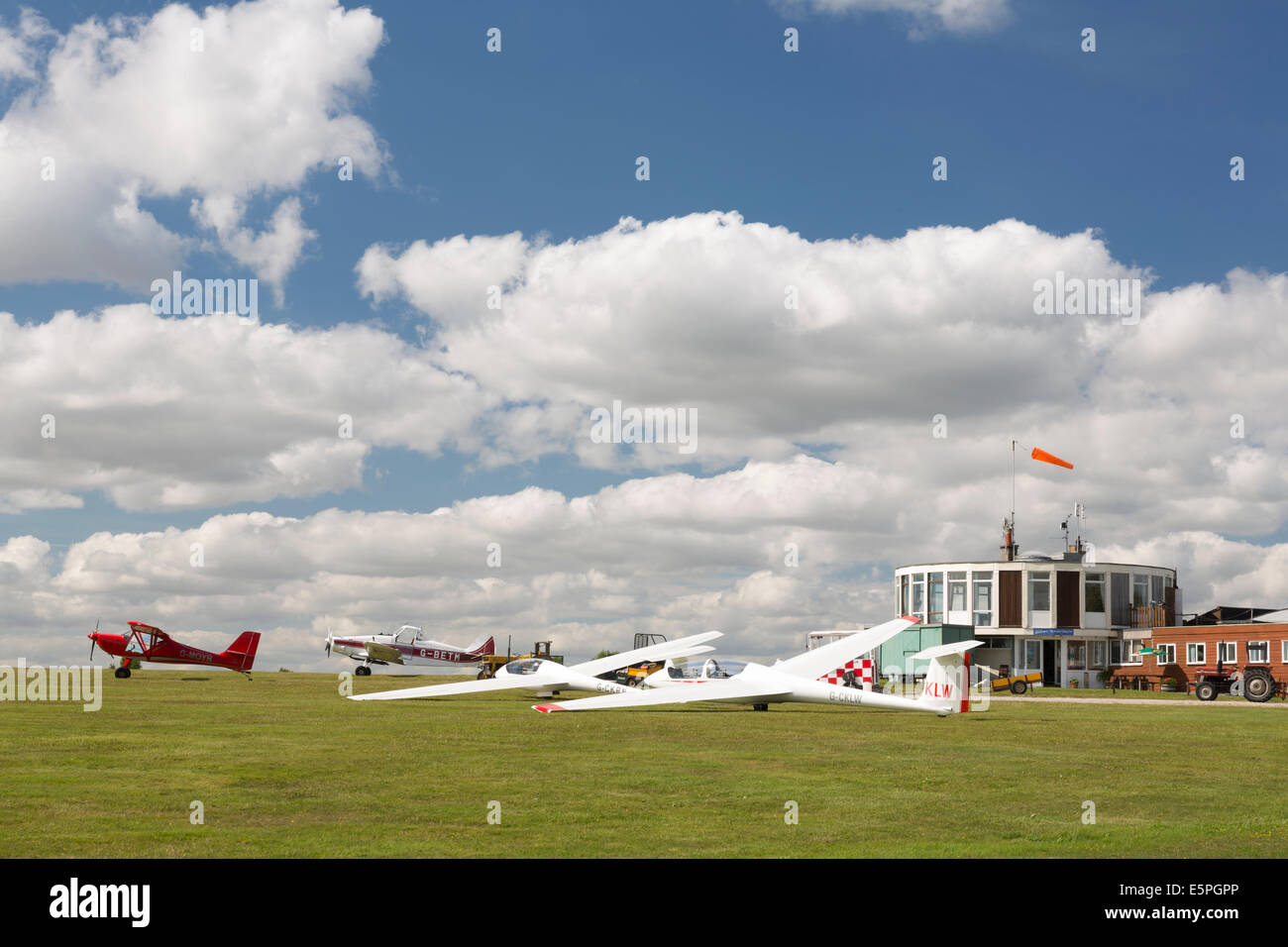 Segelflugzeuge warten ausziehen an der Yorkshire Gliding Club, Sutton Bank, North Yorkshire, England. Stockfoto