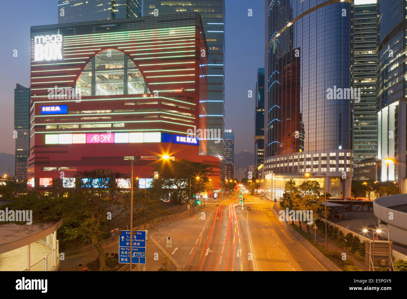 Megabox-Shopping-Mall und Entreprise Platz drei bei Dämmerung, Kowloon Bay, Kowloon, Hong Kong, China, Asien Stockfoto