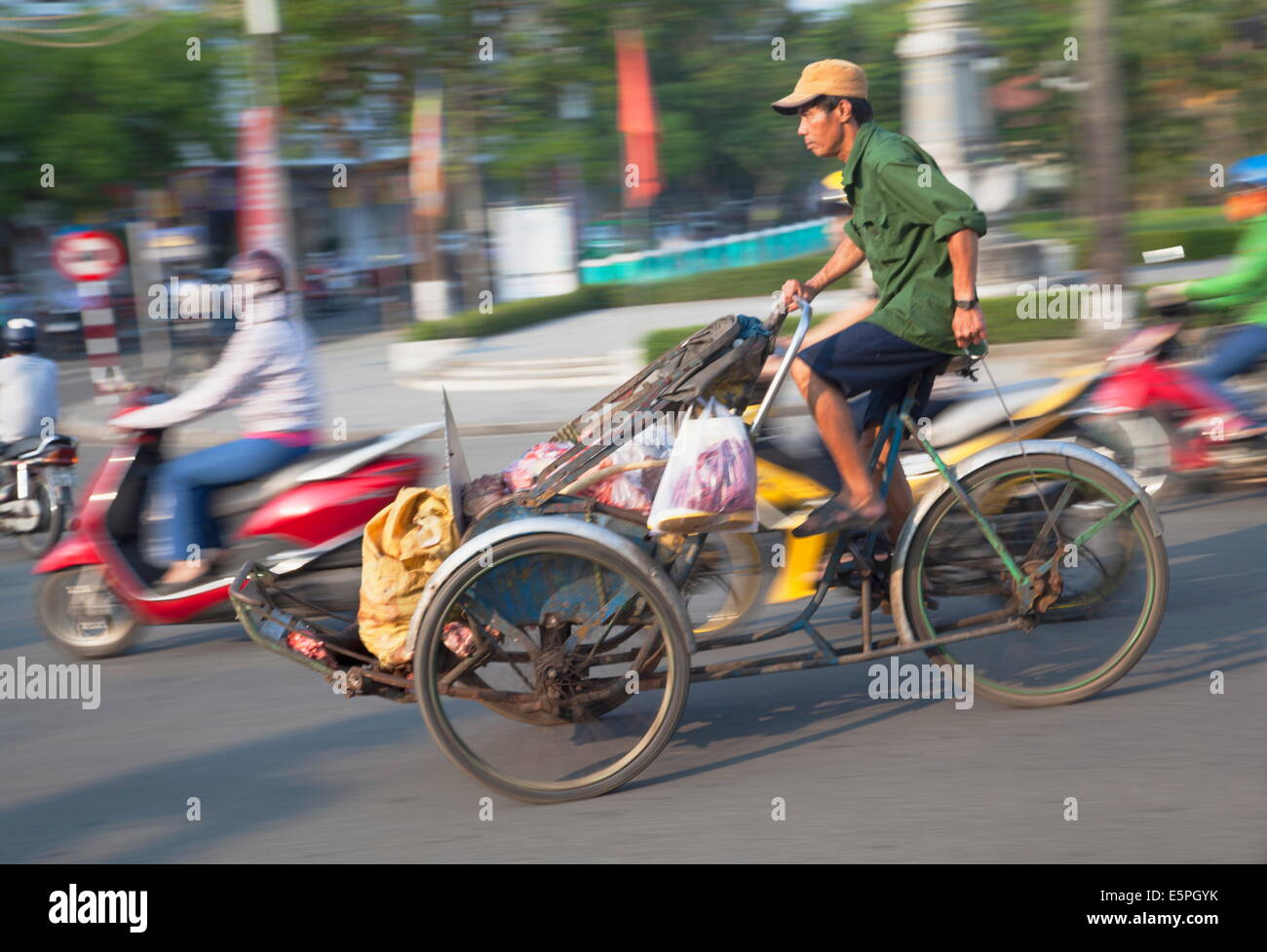 Mann Reiten Cyclo, Hue, Thua Thien Hue, Vietnam, Indochina, Südostasien, Asien Stockfoto