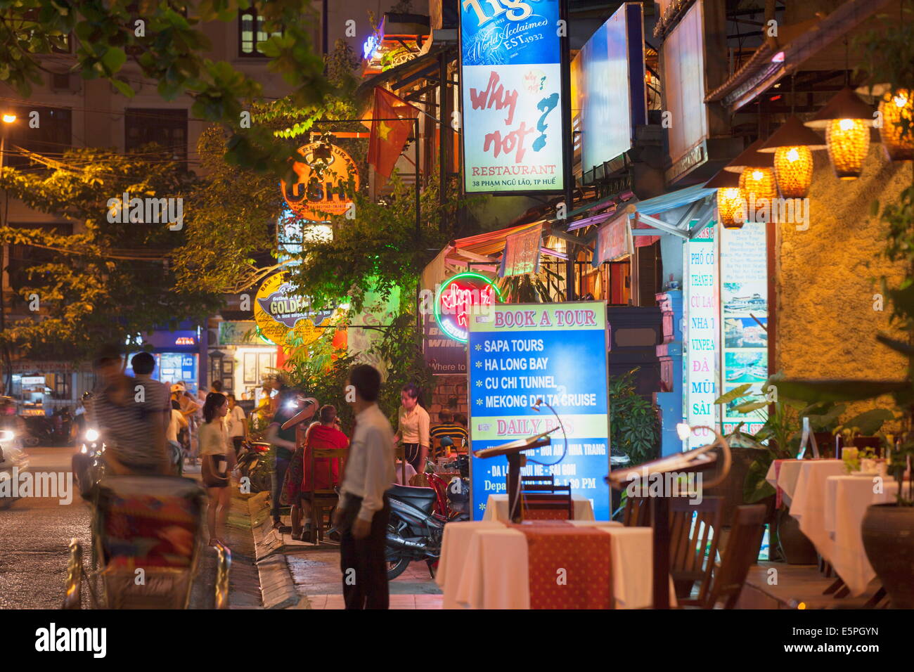 Restaurants und Bars entlang der touristischen Straße von Pham Ngu Lao, Hue, Thua Thien Hue, Vietnam, Indochina, Südostasien, Asien Stockfoto