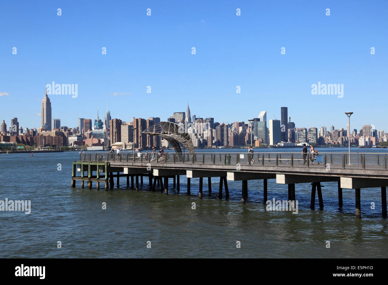 Northside Piers, East River, Blick auf Manhattan Skyline, Williamsburg, Brooklyn, New York City, Vereinigte Staaten von Amerika Stockfoto