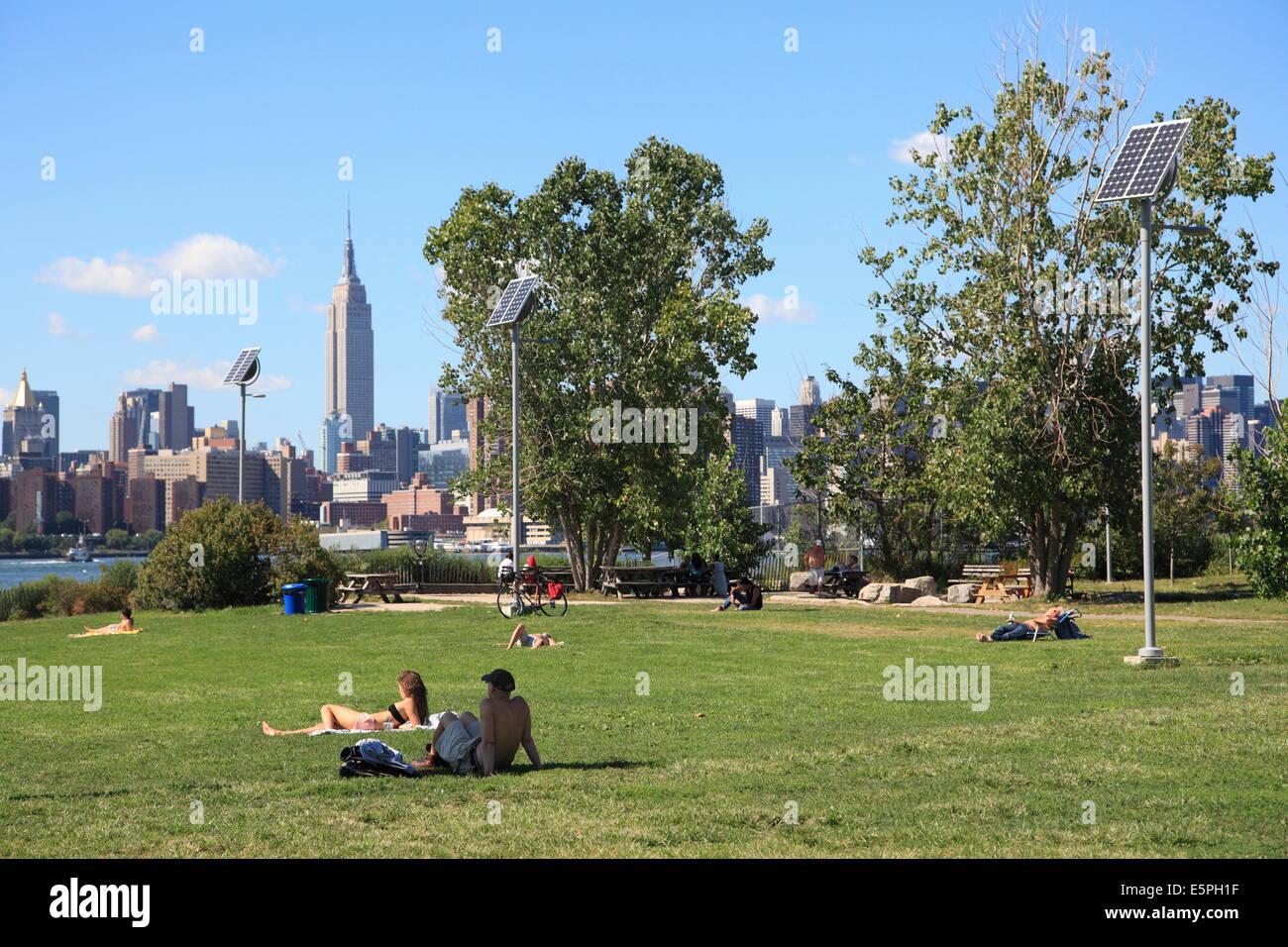 East River State Park mit Blick auf Manhattan Skyline, Williamsburg, Brooklyn, New York City, Vereinigte Staaten von Amerika Stockfoto