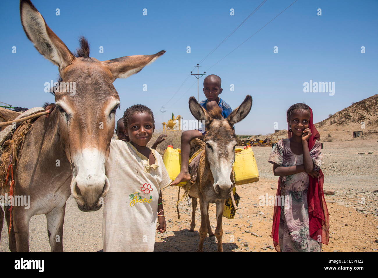 Glückliche junge Beduinen-Kinder in den Tiefländern von Eritrea, Afrika Stockfoto