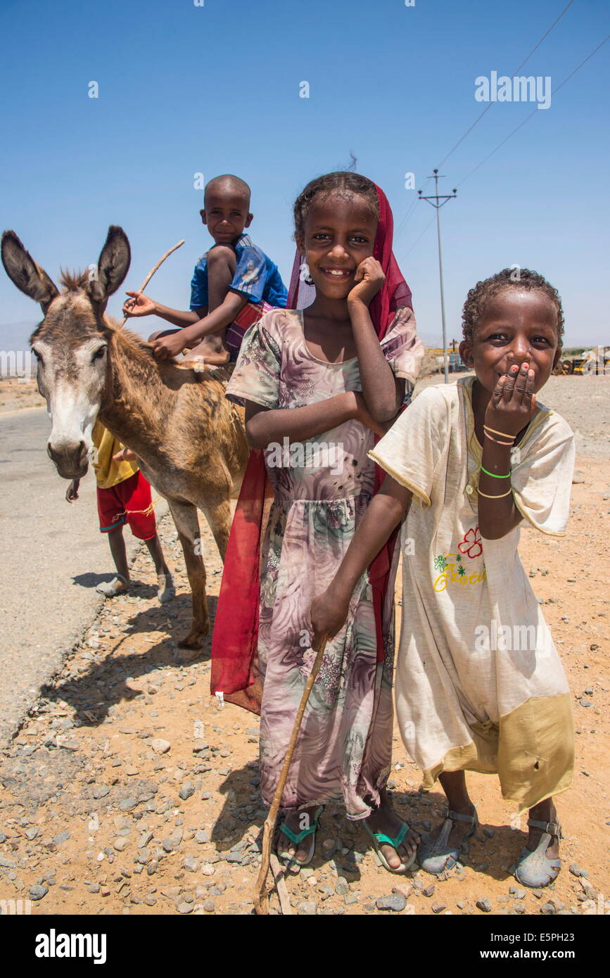 Glückliche junge Beduinen-Kinder in den Tiefländern von Eritrea, Afrika Stockfoto