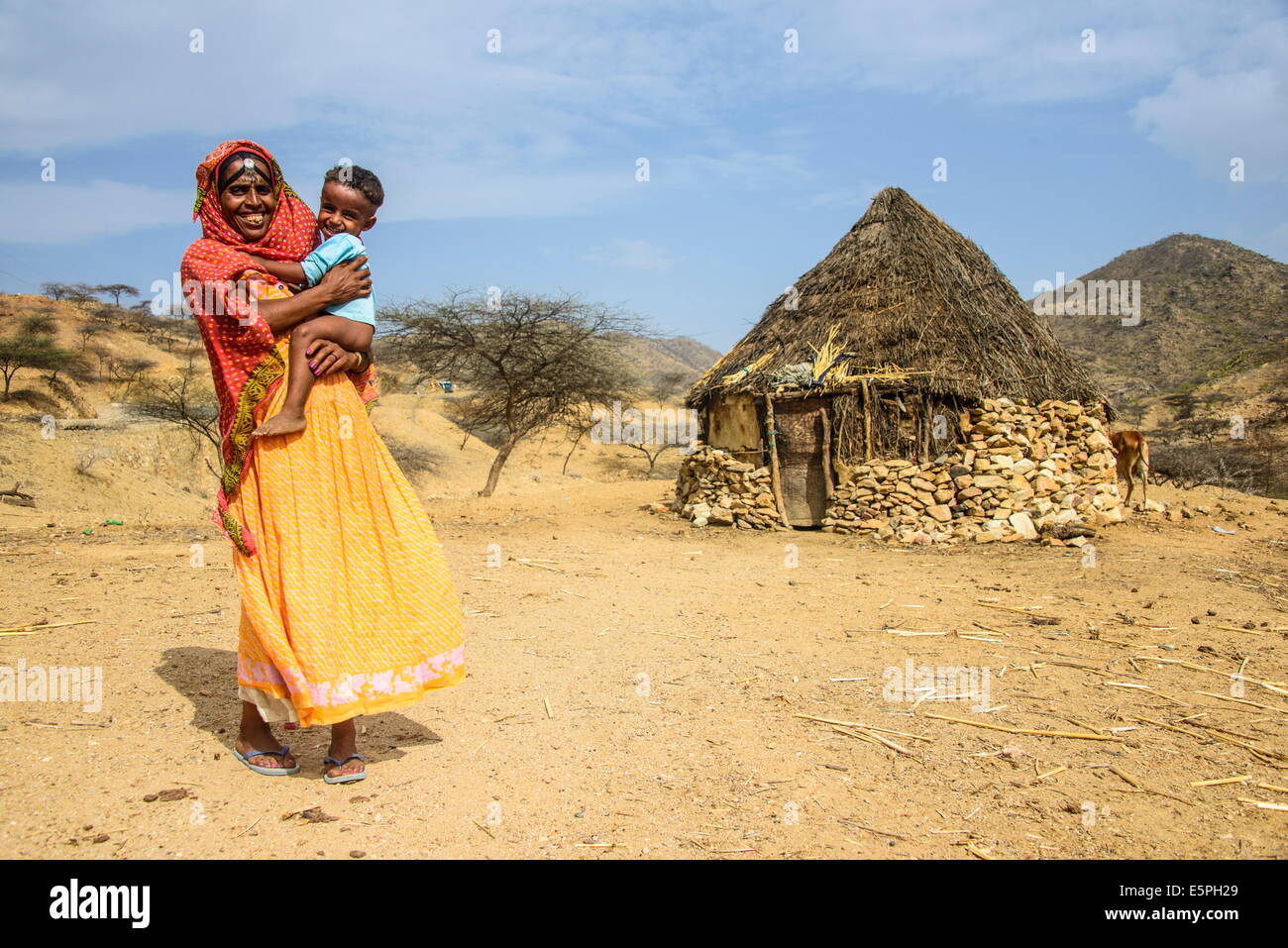 Mutter mit ihrem Sohn vor eine urige Hütte im Hochland von Eritrea, Afrika Stockfoto