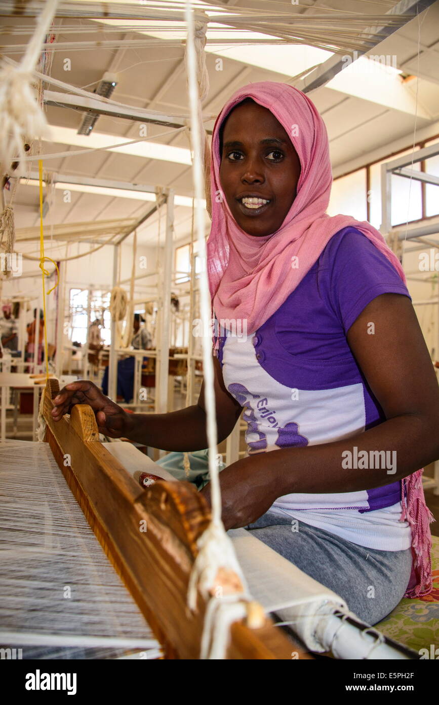 Freundliche Frau arbeitet an einer Hand Webstuhl an einem sozialen Projekt im Hochland von Eritrea, Afrika Stockfoto