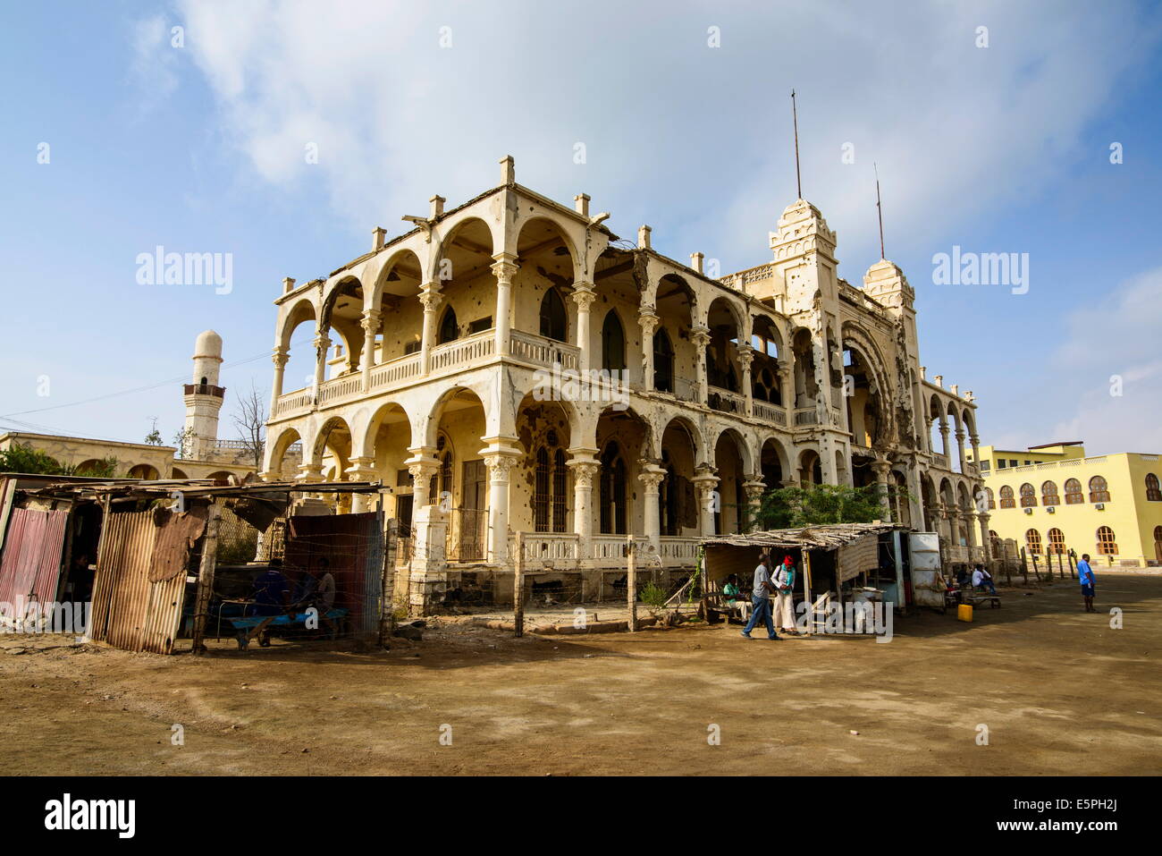 Zerstörten ehemaligen Banco d ' Italia am alten Hafen Stadt von Massawa in Eritrea, Afrika Stockfoto
