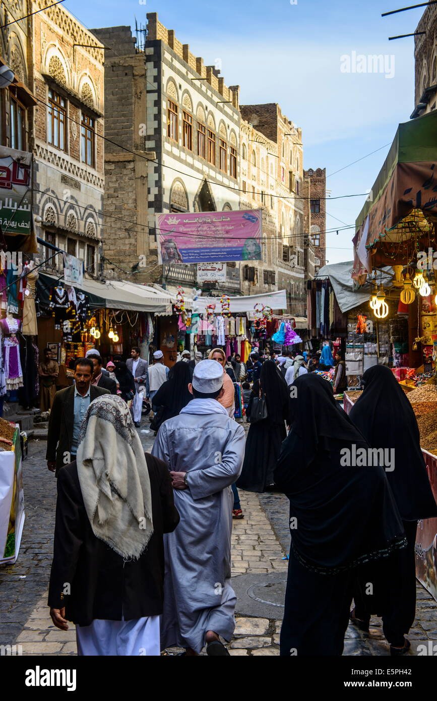 Einkaufen Gasse in der Altstadt, UNESCO-Weltkulturerbe, Sanaa, Jemen, Naher Osten Stockfoto