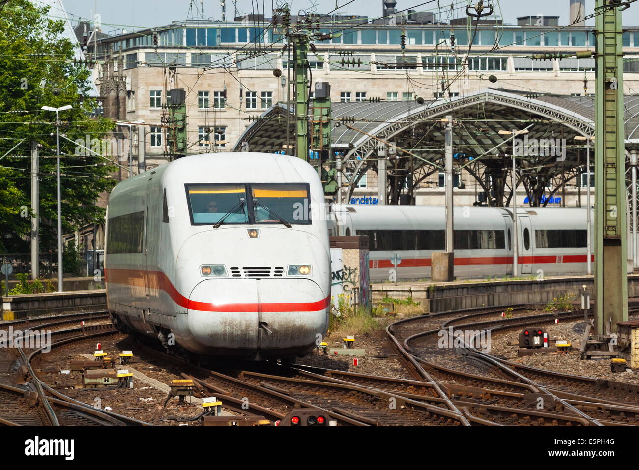 ICE-ICE Vorortbahn verlassen die zentrale Belle (Bahnhof), Köln, Nordrhein-Westfalen, Deutschland Stockfoto