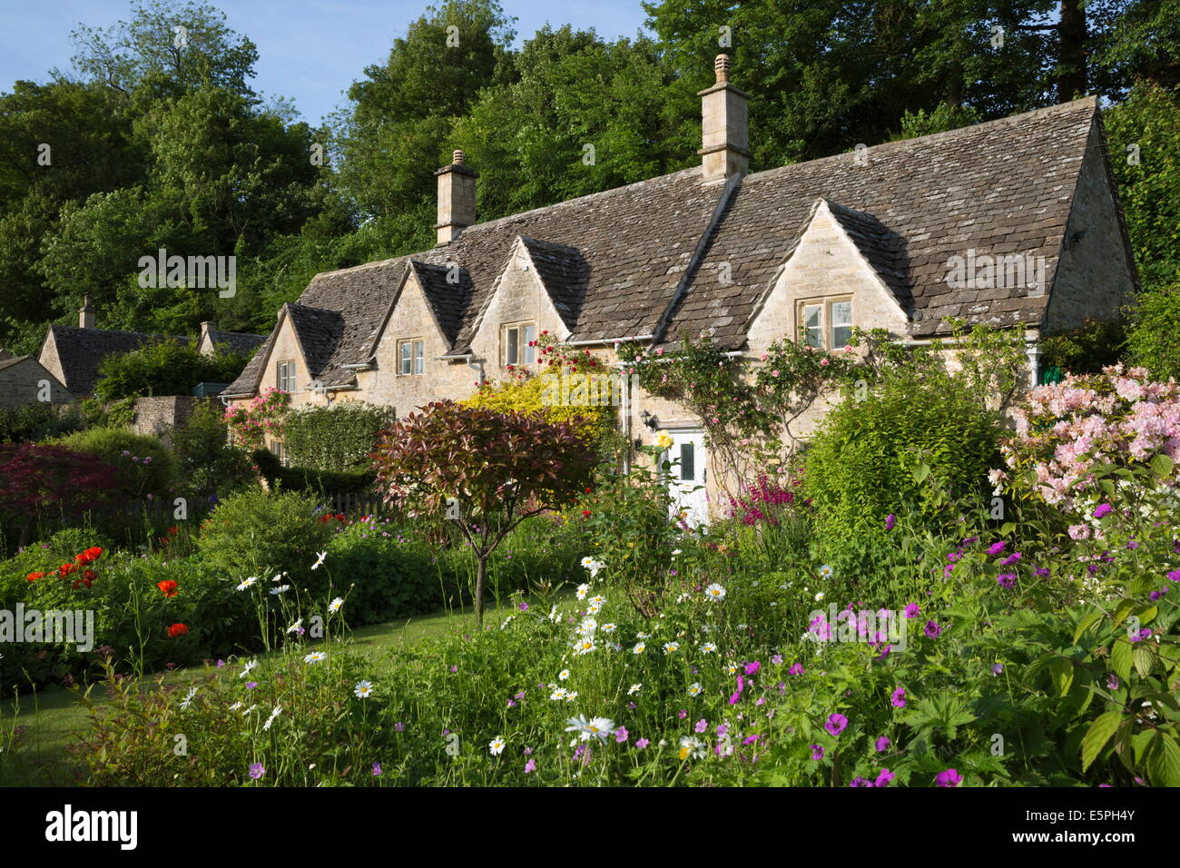 Cotswold Cottages und Sommergarten, Bibury, Cotswolds, Gloucestershire, England, Vereinigtes Königreich, Europa Stockfoto