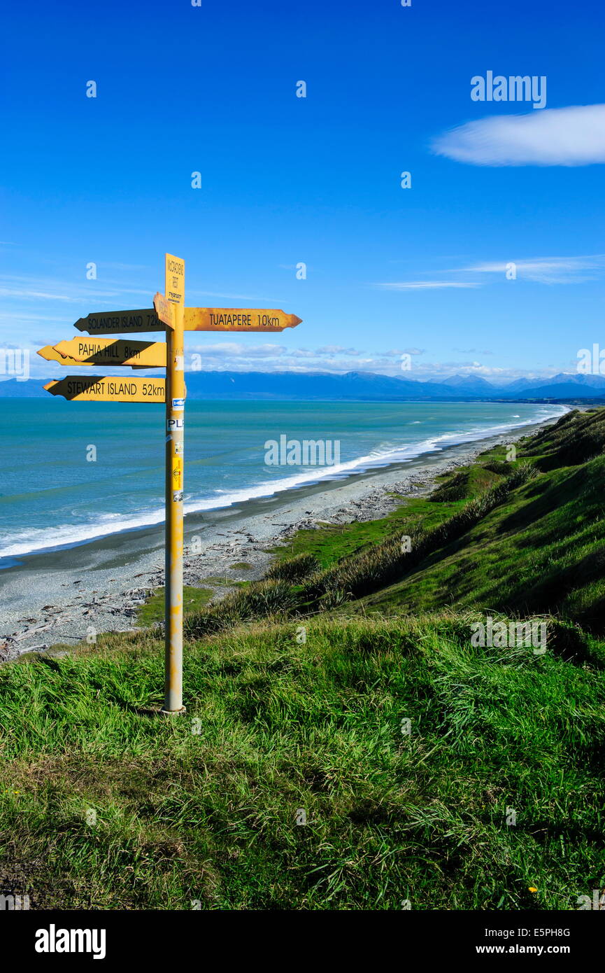 Wegweiser auf Te Waewae Bucht, entlang der Straße von Invercargill nach Te Anau, Südinsel, Neuseeland, Pazifik Stockfoto