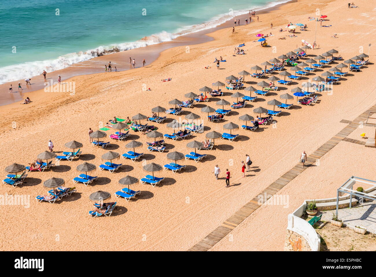 Fischer-Strand, Sonnenschirme und Liegestühle, Albufeira, Algarve, Portugal, Europa Stockfoto