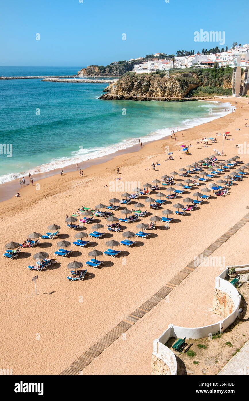 Fischer-Strand, Sonnenschirme und Liegestühle, Albufeira, Algarve, Portugal, Europa Stockfoto