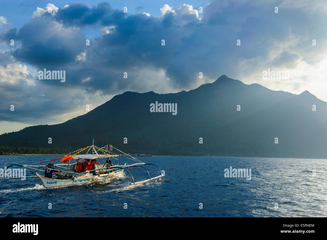 Ausleger Kreuzfahrt auf den Gewässern rund um den Puerto Princesa underground River, UNESCO World Heritage Site, Palawan, Philippinen Stockfoto