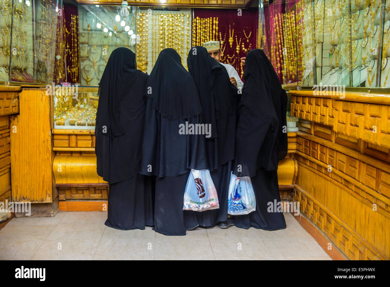 Frauen, die Einkaufsmöglichkeiten in den Goldmarkt auf die Altstadt, UNESCO-Weltkulturerbe, Sanaa, Jemen, Middle East Stockfoto