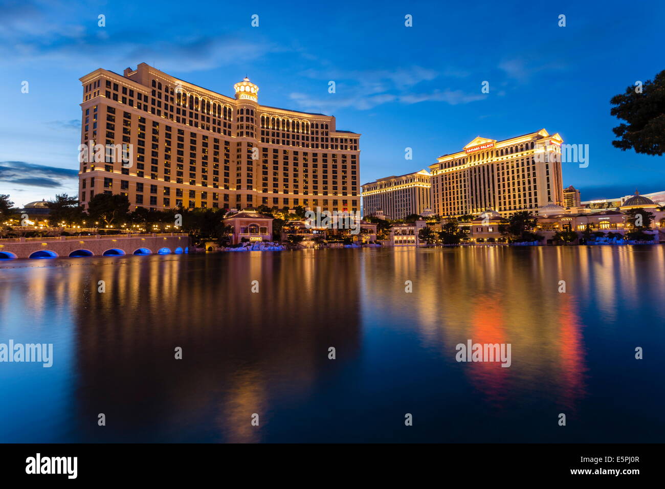 Bellagio und Caesars Palace Reflexionen in der Abenddämmerung, Strip, Las Vegas, Nevada, Vereinigte Staaten von Amerika, Nordamerika Stockfoto