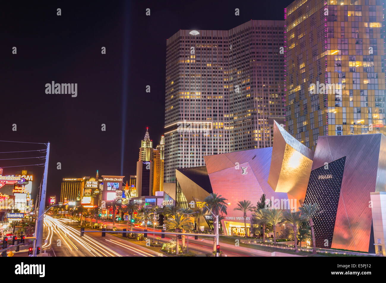 Neonlichter, Las Vegas Strip South in der Nacht mit dem Auto verlassen helle Streifen vor City Center, Las Vegas, Nevada, USA Stockfoto