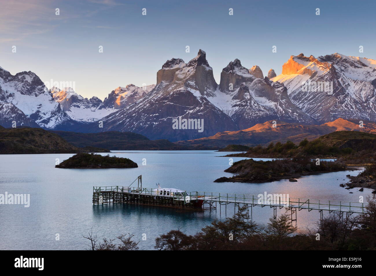 Bootsanlegestelle und Paine Berge bei Sonnenuntergang, Torres del Paine Nationalpark, Patagonien, Chile, Südamerika Stockfoto