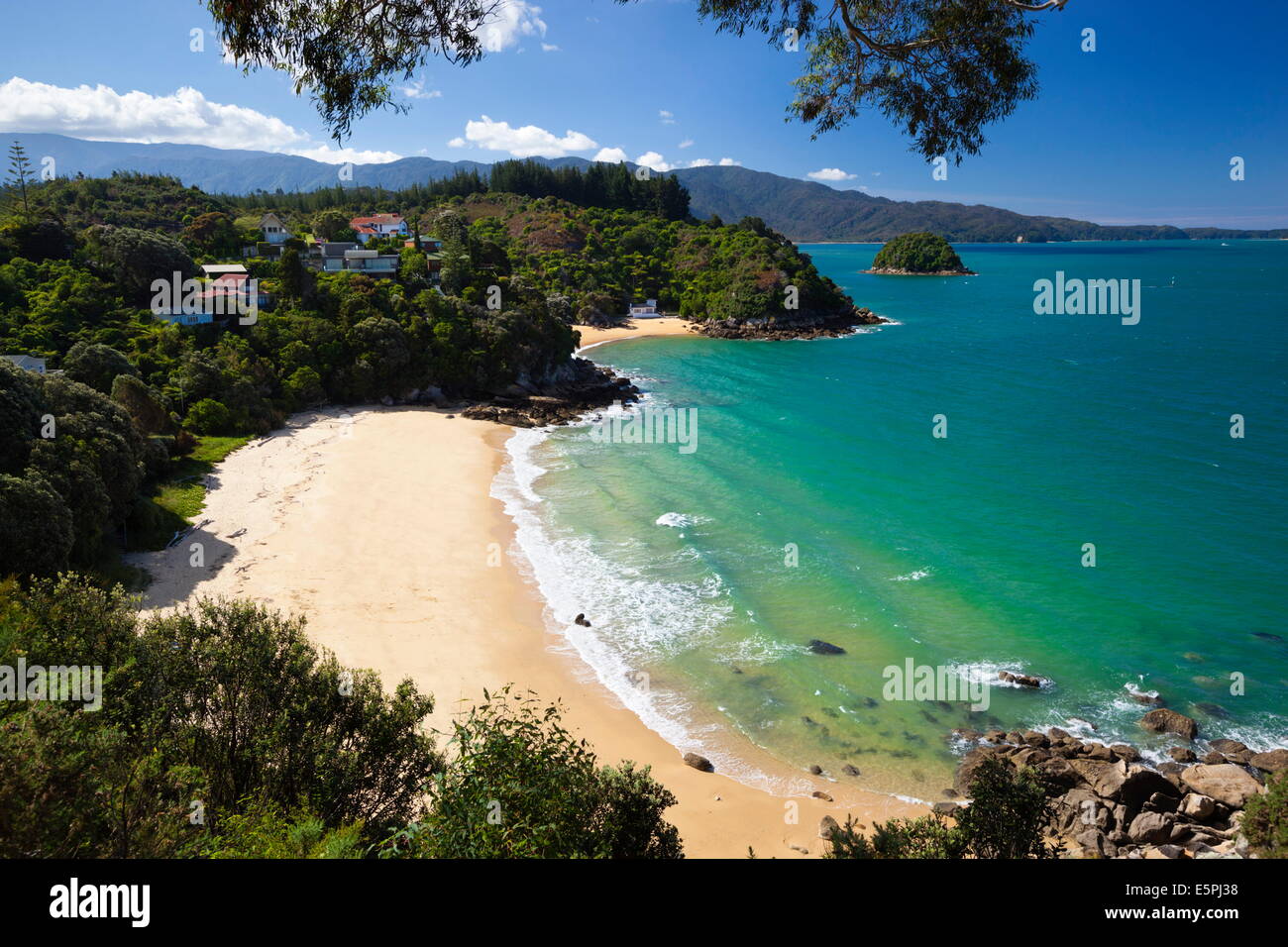 Breaker-Bucht und Honeymoon Bay aus Kaka Lookout, Kaiteriteri, Nelson Region, Südinsel, Neuseeland, Pazifik Stockfoto