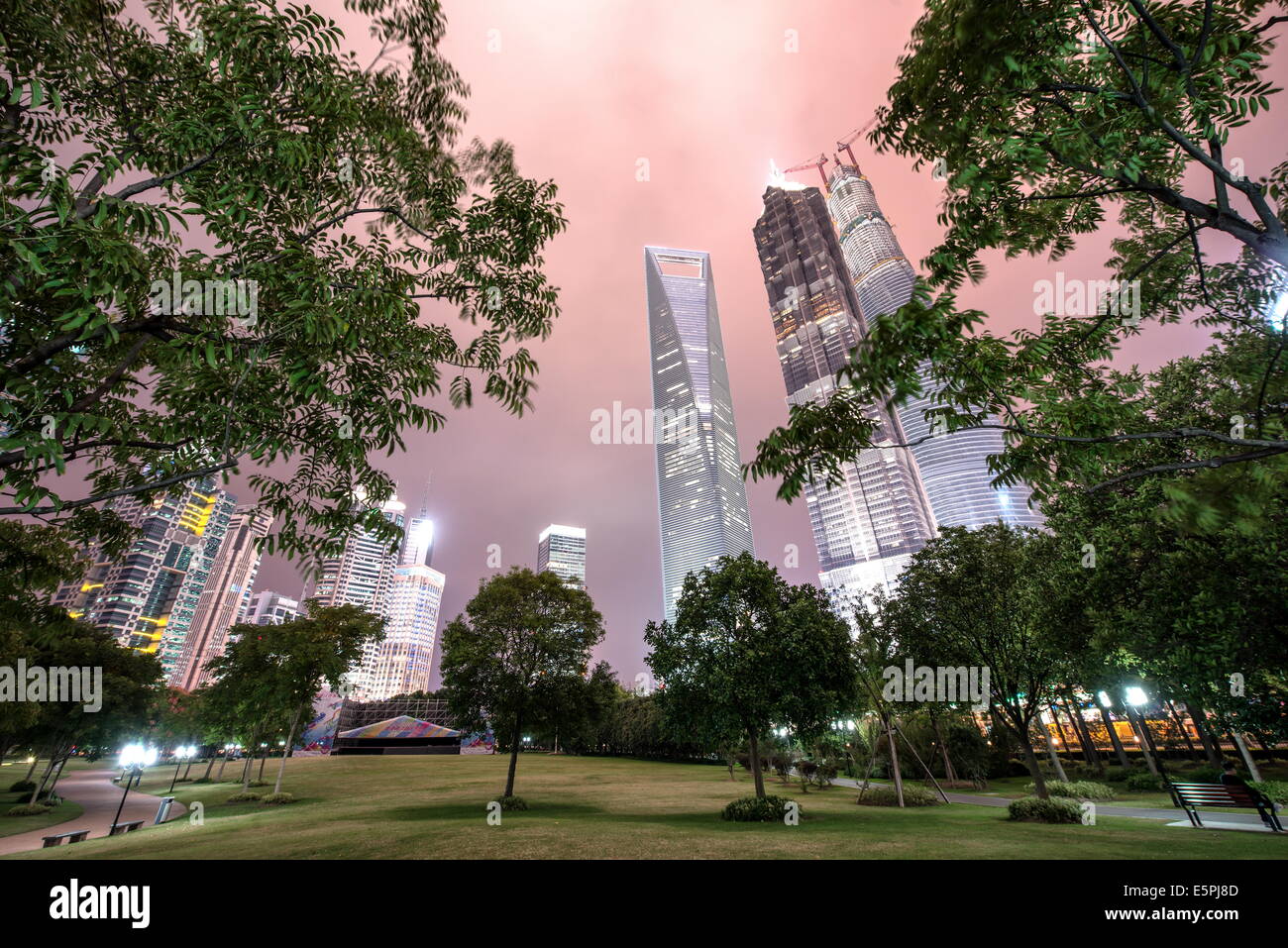 Lujiazui Central Park mit Jin Mao Tower, Shanghai World Financial Center und Shanghai Tower bei Nacht, Shanghai, China Stockfoto
