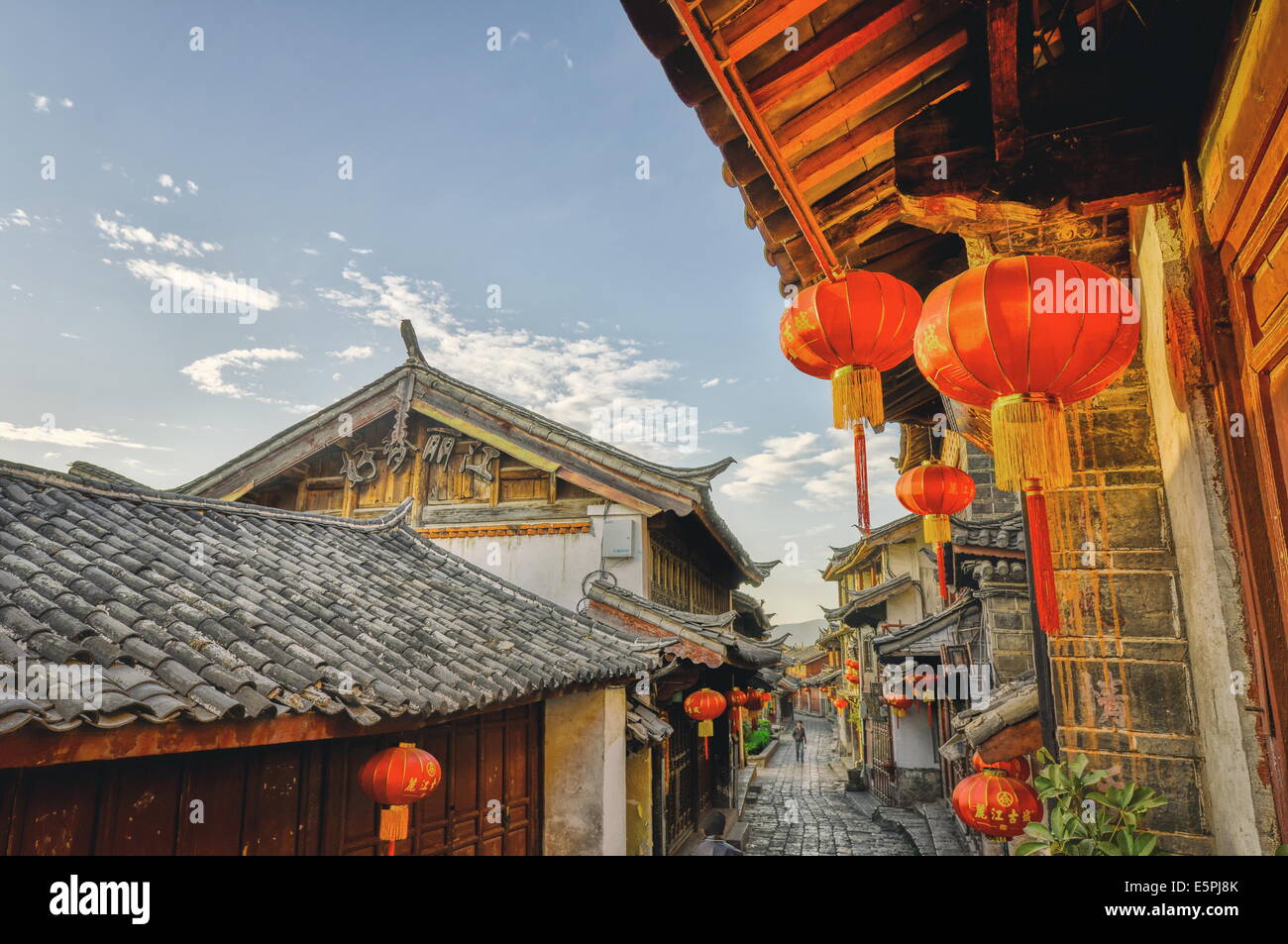 An den Vormittagen Lijiang ist meistens schlafen und die Geschäfte sind noch geschlossen, Lijiang, Yunnan, China, Asien Stockfoto