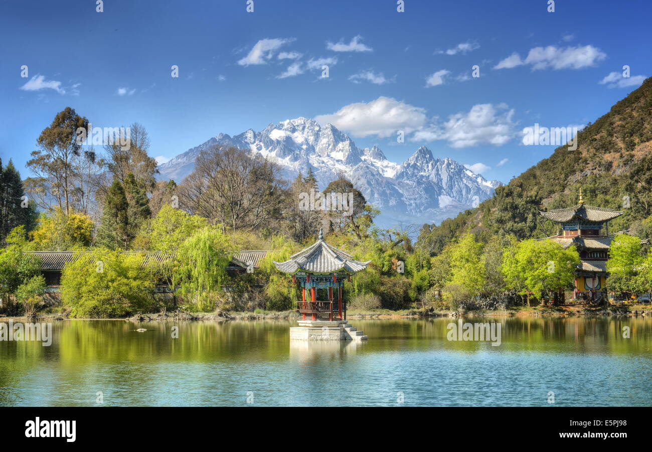 Pagoden mit Yu Long Xue Shan (Jade Dragon Snow Mountain) in Jade Spring Park im Frühling, Lijiang, Yunnan, China, Asien Stockfoto