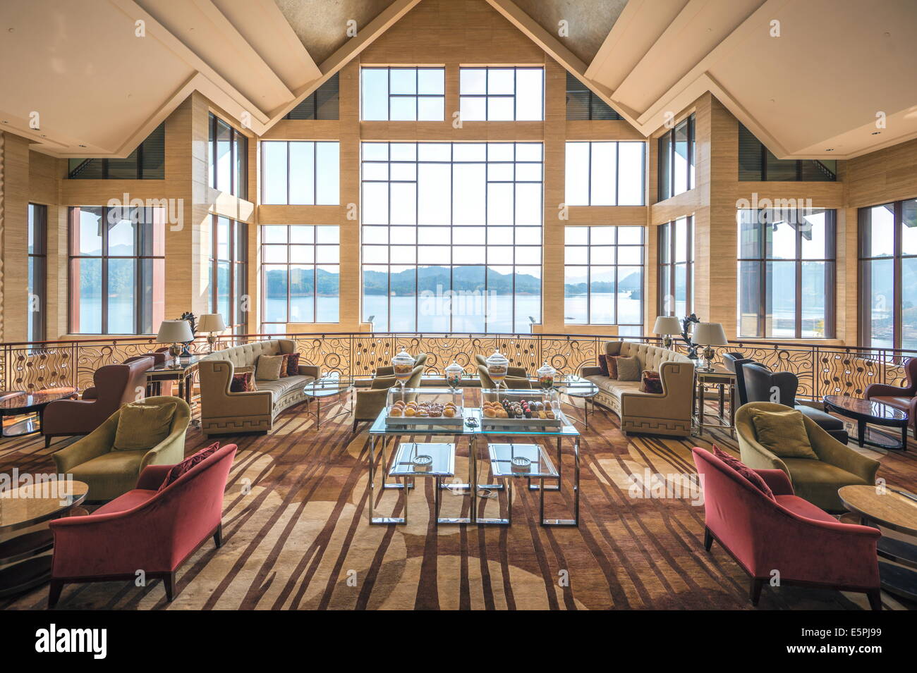 Lobby des Hilton Hangzhou Qiandao Lake Resort, Chun, China, Asien Stockfoto
