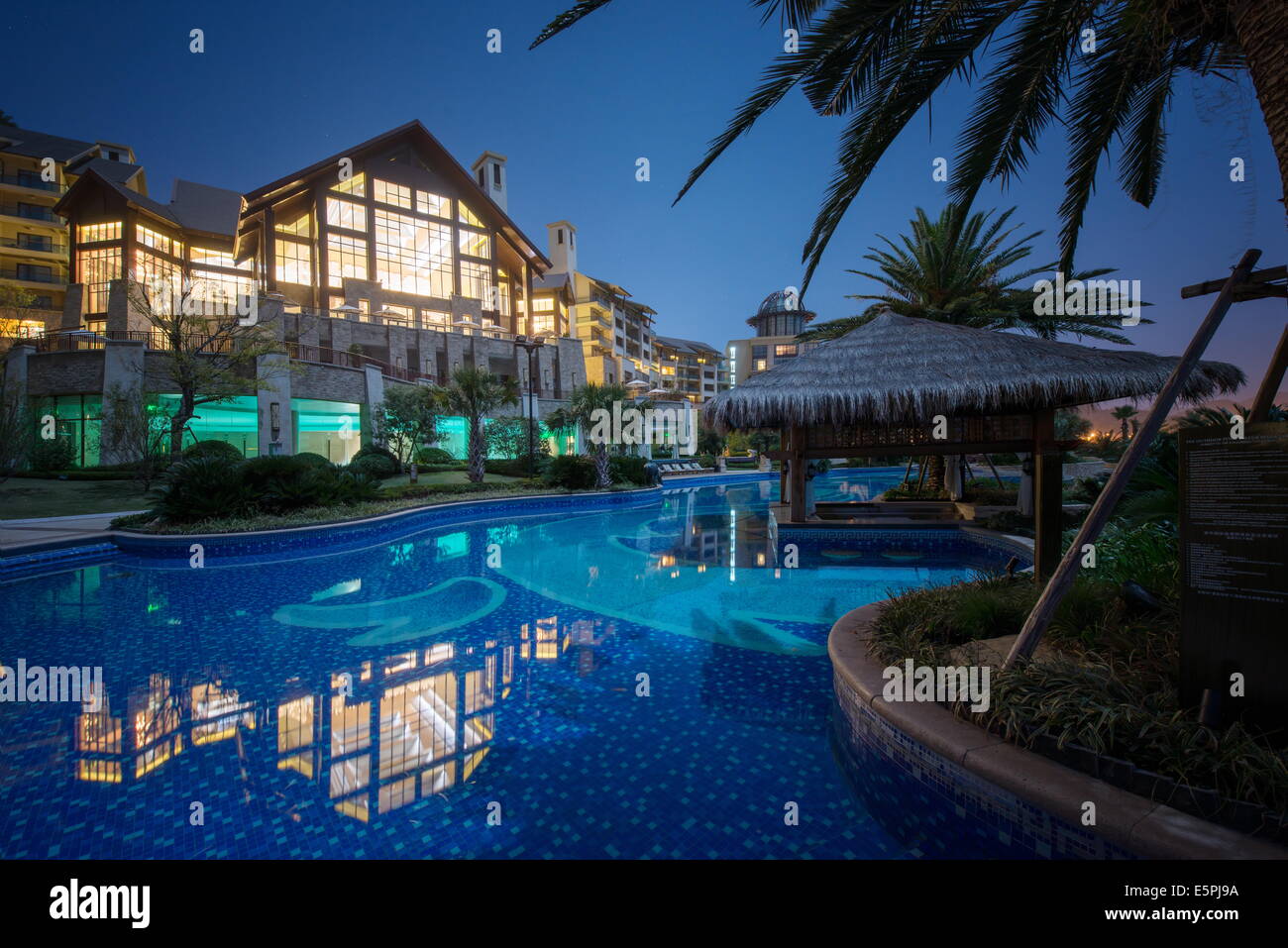 Außenansicht des Hilton Hangzhou Qiandao Lake Resort mit Pool, bei Vollmond, Chun erfasst, Zhejiang, China, Asien Stockfoto