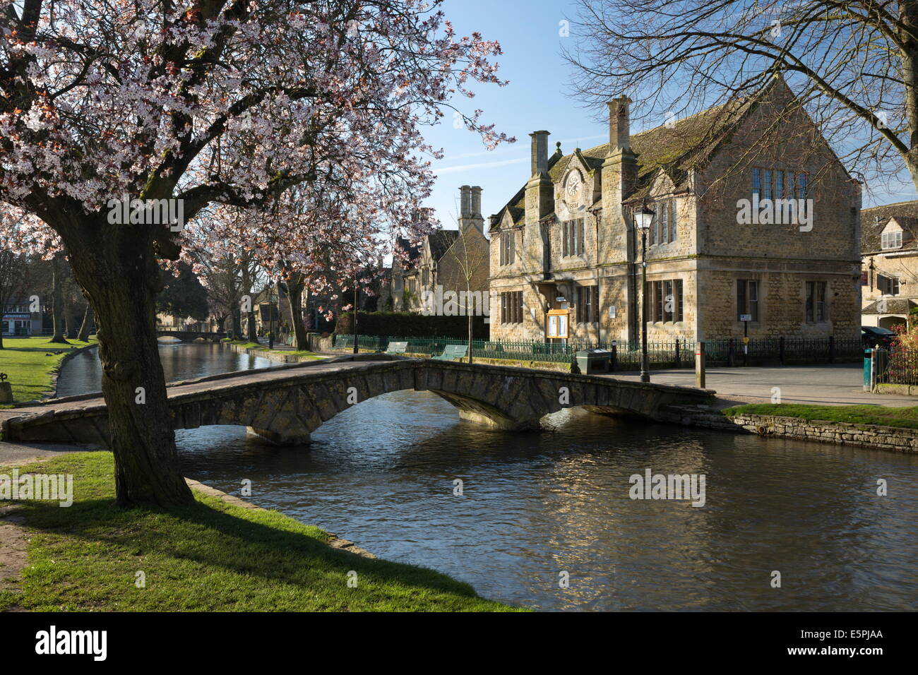 Der Victoria Hall am Fluss Windrush, Bourton-on-the-Water, Cotswolds, Gloucestershire, England, Vereinigtes Königreich, Europa Stockfoto