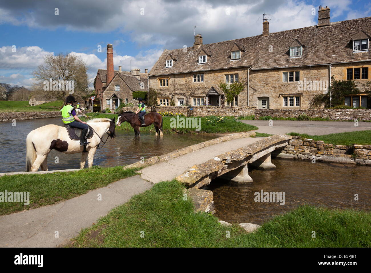 Das Old Mill Museum und Stein Brücke über Fluss Auge, Lower Slaughter, Cotswolds, Gloucestershire, England, Vereinigtes Königreich Stockfoto
