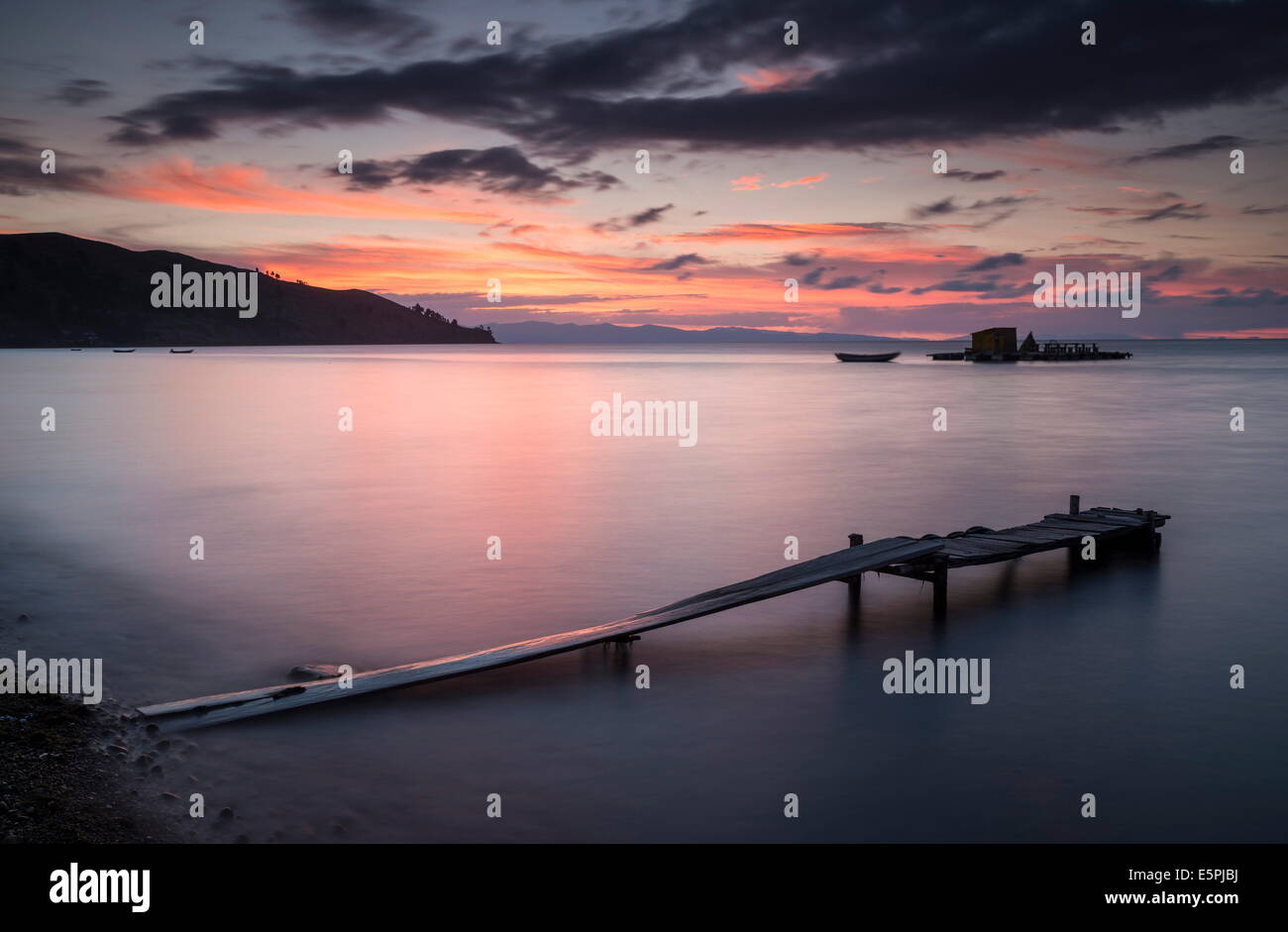 Steg am Strand von Cobacabana in der Abenddämmerung, Copacabana, Titicacasee, Bolivien, Südamerika Stockfoto