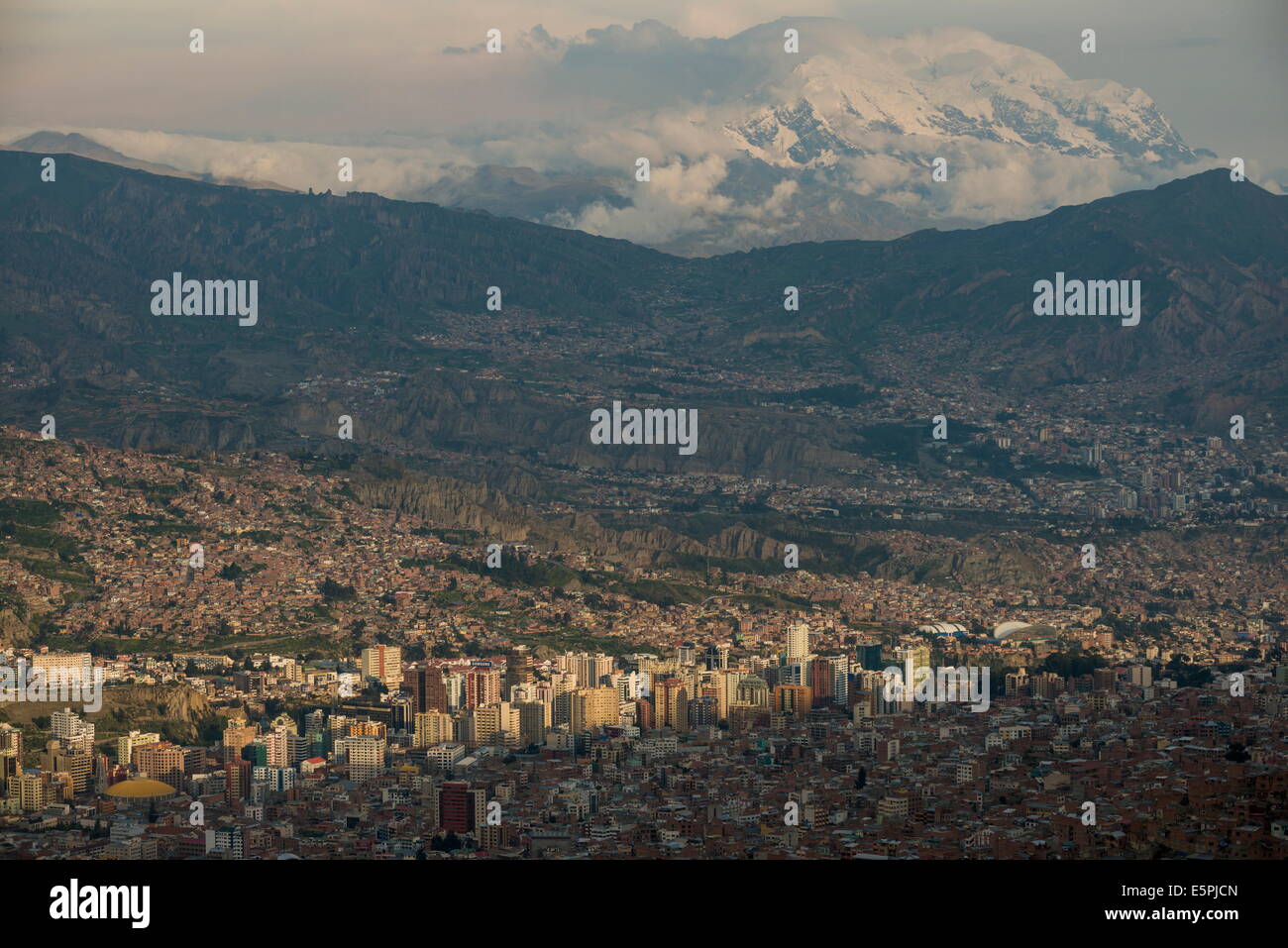 Blick auf La Paz von El Alto, La Paz, Bolivien, Südamerika Stockfoto