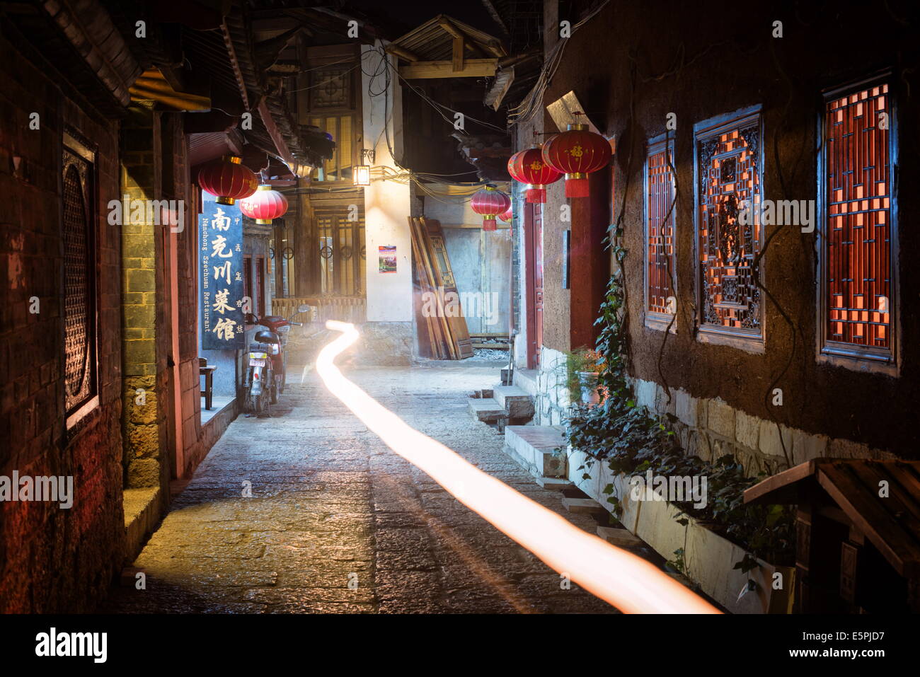 Lichtspur in einer Gasse in der Nacht in Lijiang Altstadt, UNESCO-Weltkulturerbe, Lijiang, Yunnan, China, Asien Stockfoto