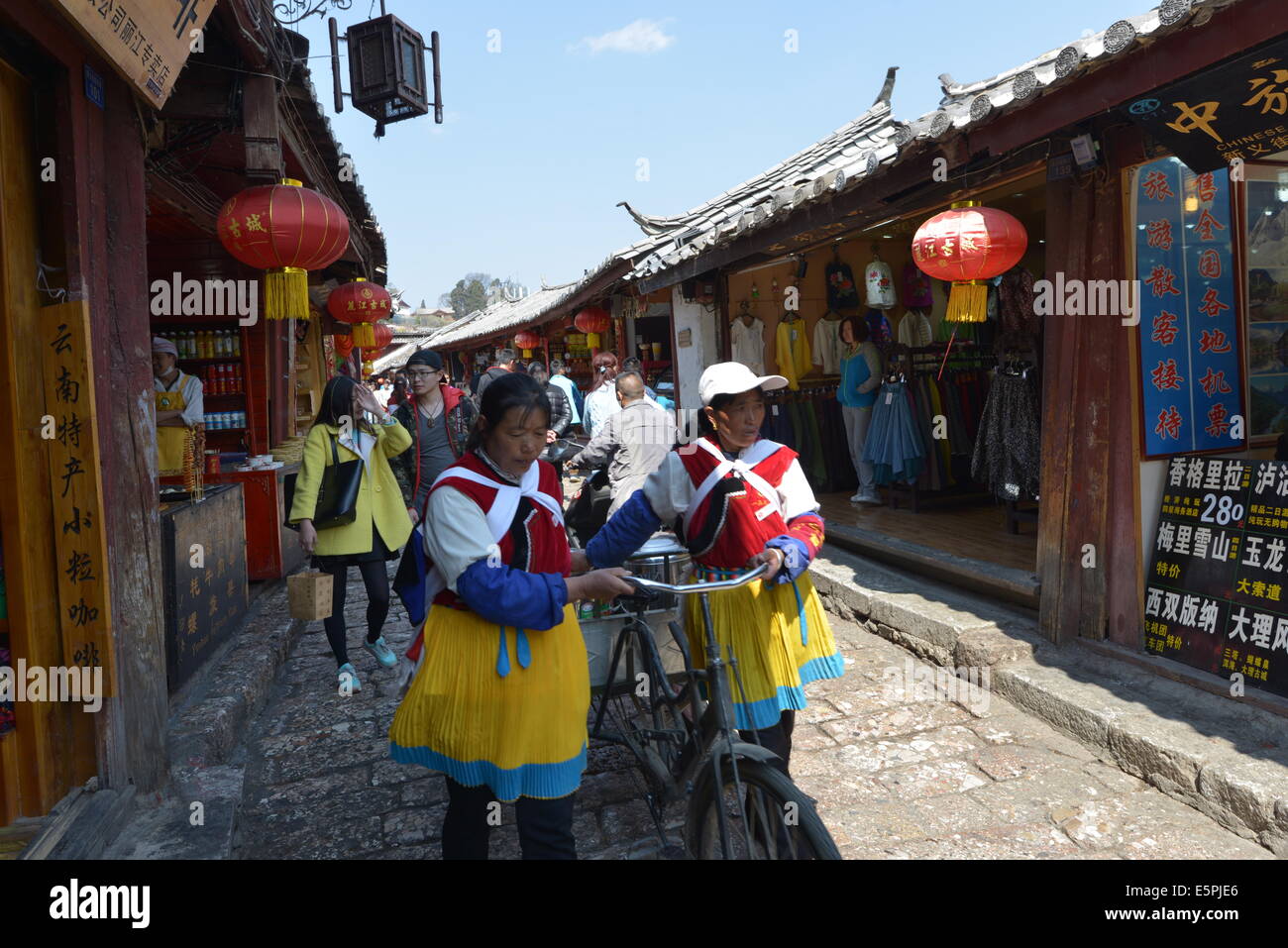 Naxi Minderheiten und Young Professionals aus anderen Teilen Chinas in Dayan, Altstadt von Lijiang, UNESCO Website, Yunnan, China Stockfoto