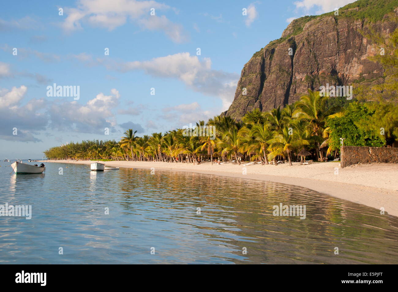 Späten Nachmittag Reflexionen der Le Morne Brabant und Palmen im Meer, Le Morne Brabant Halbinsel, Süd-west-Mauritius Stockfoto