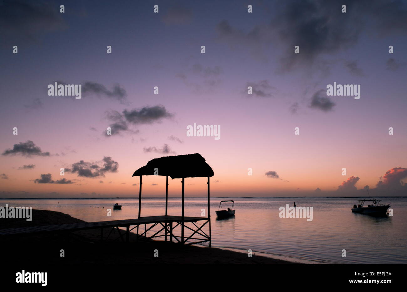 Ein Pier bei Sonnenuntergang am Strand des St. Regis Hotels in Le Morne Brabant Peninisula, Süd-West Küste von Mauritius, Indischer Ozean Stockfoto