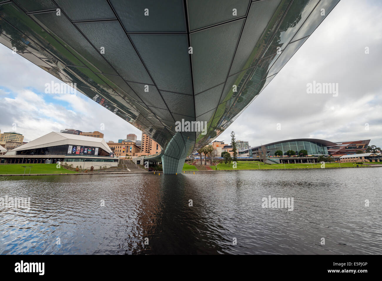 Die neue Ufer Fußgängerbrücke überspannt die malerischen River Torrens in der Innenstadt von Adelaide, South Australia. Stockfoto