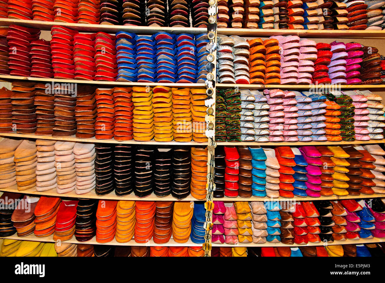 Fes, Leather District, sterben Gruben, Skins, Läden, die alle Arten von Lederwaren, Gerberei Chaouwara, Medina, Souk, Fes, Fez, Marokko Stockfoto