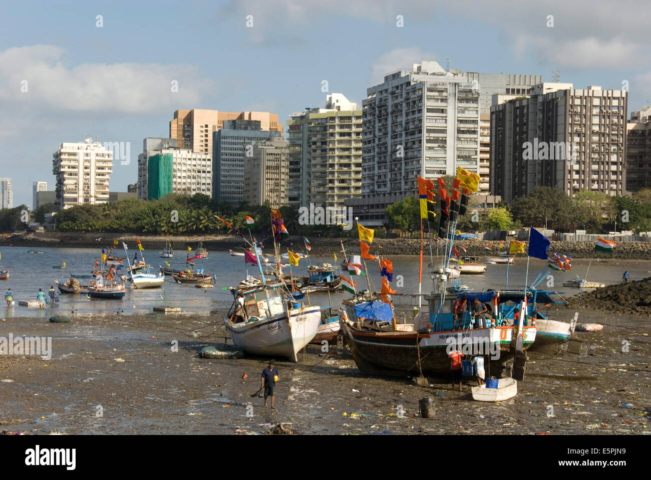 Der Strand vor Colaba Fischerdorf mit Hochhäusern von Nariman Point in der Bucht, Mumbai, Indien, Asien Stockfoto