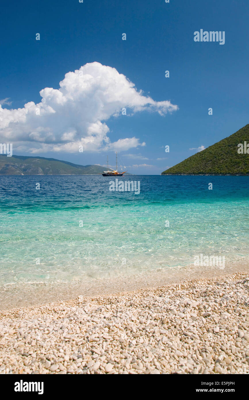 Blick vom Kiesstrand über Antisamos Bay, Sami, Kefalonia (Kefallonia, Cephalonia), Ionische Inseln, griechische Inseln, Griechenland Stockfoto