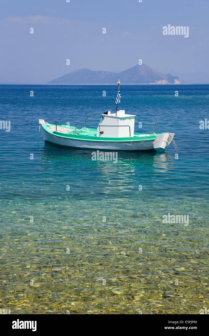 Kleines Boot verankert vor der Küste der Insel Atokos Horizont, Kioni, Ithaca (Ithaki), Ionische Inseln, Griechenland Stockfoto